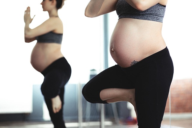 kobieta w ciąży ćwicząca jogę