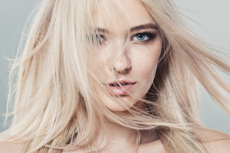 blondwłosa kobieta