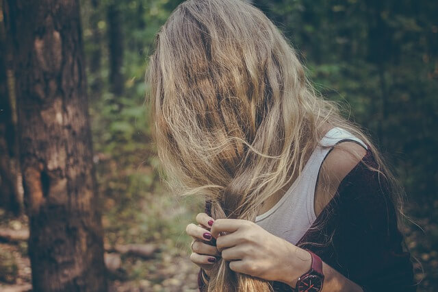 kobieta o blond włosach