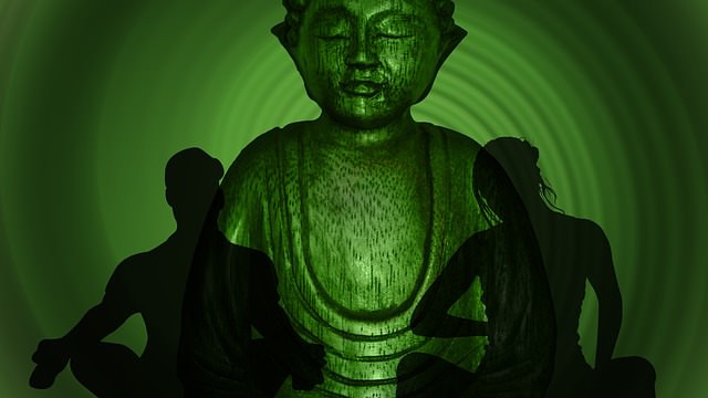 Budda z cieniem dwóch postaci na zielonym tle