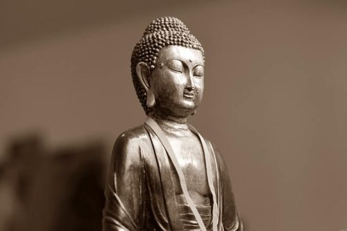 Budda w pozycji kwiatu lotosu medytuje