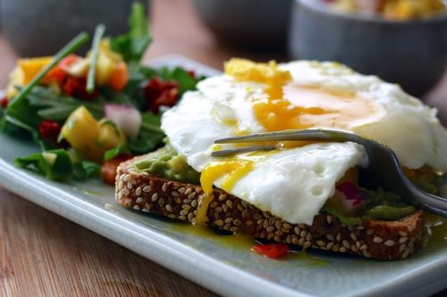 Sałątka i tost z jajkiem sadzonym