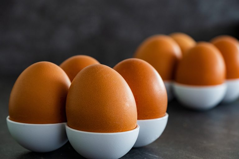 Jajka w kieliszkach jako przykład zdrowego, niskokalorycznego posiłku