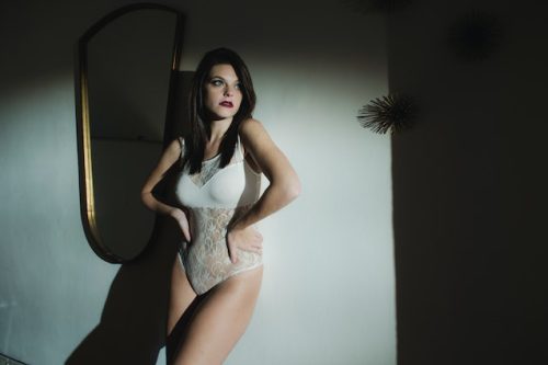 Kobieta w białym bieliźnianym body