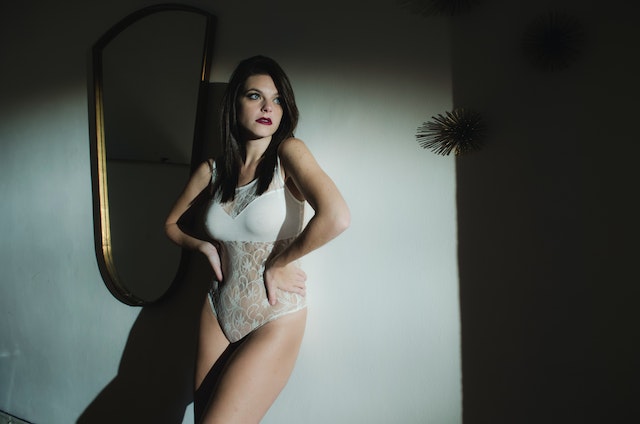 Kobieta w białym bieliźnianym body