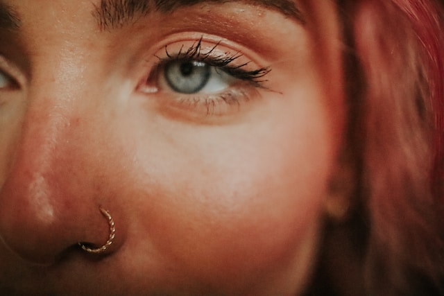 Kobieta z piercingiem nosa