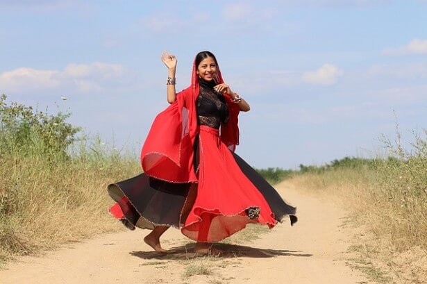 Kobieta tańczy w stroju bollywood