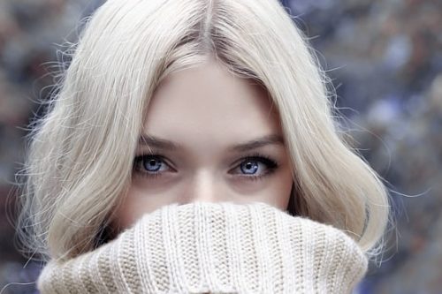 kobieta z blond włosami