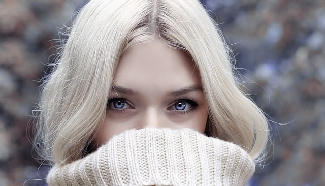 kobieta z blond włosami