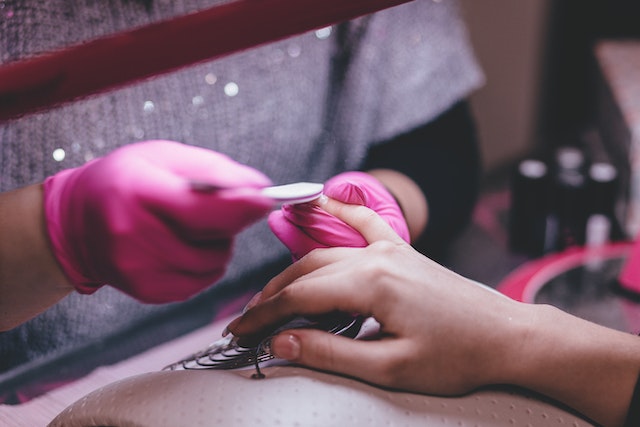 Manicure wykonywany przez kosmetyczkę