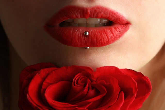 Czerwone usta z piercingiem jestrum